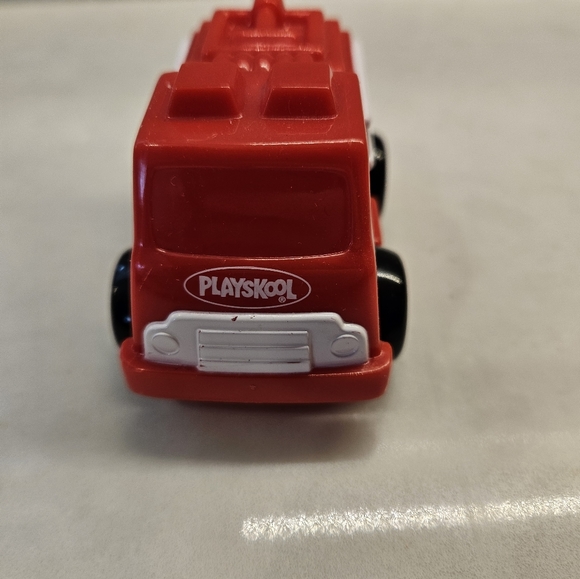 Vintage train caboose and 2000 Playskool fire truck - Picture 8 of 13